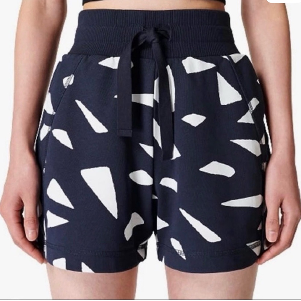 Sweaty BettyBlack and White Patterned Shorts